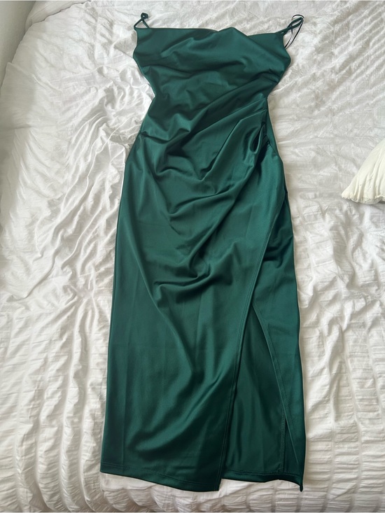 steps Dresses & Skirts - Elegant Emerald Green Slip Midi Dress with Spaghetti Straps